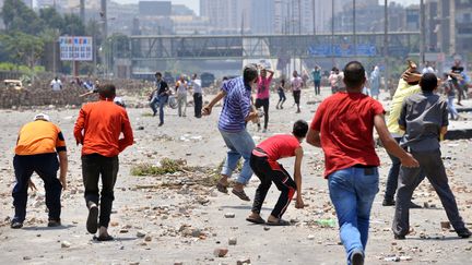 Des partisans du pr&eacute;sident islamiste d&eacute;chu Mohamed Morsi affrontent leurs opposants dans une rue du Caire (Egypte), le 27 juillet 2013. (FAYEZ NURELDINE / AFP)