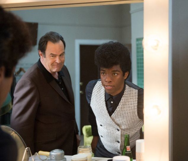 Dan Ackroyd et Chadwick Boseman (en tant que James Brown) dans le biopic "Get on Up".
 (Photo D.Stevens / Universal Pictures)