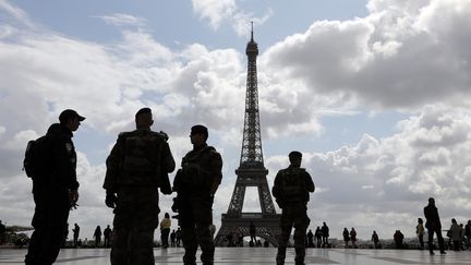 Des policiers et militaires à Paris, le 12 septembre 2017. (LUDOVIC MARIN / AFP)