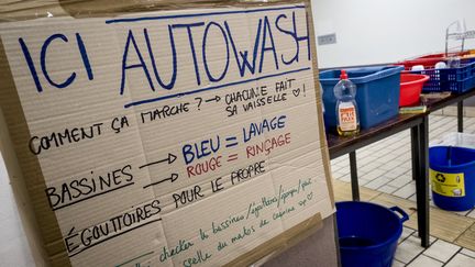 Des bacs pour laver la vaisselle sont mis à disposition des étudiants qui occupent Tolbiac, le 5 avril 2018.&nbsp; (SIMON LAMBERT/HAYTHAM-REA / HAYTHAM PICTURES-REA)