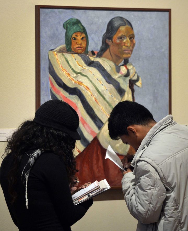 Des étudiants devant une toile de Sabogal
 (CRIS BOURONCLE / AFP)