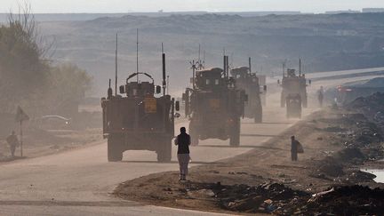 Des militaires am&eacute;ricains sur la route reliant Kaboul &agrave; Bagram (Afghanistan), le 25 mars&nbsp;2012. (MASSOUD HOSSAINI / AFP)