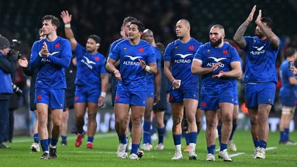 Le XV de France après sa victoire historique face à l'Angleterre lors du Tournoi des six nations, le 11 mars 2023. (GLYN KIRK / AFP)