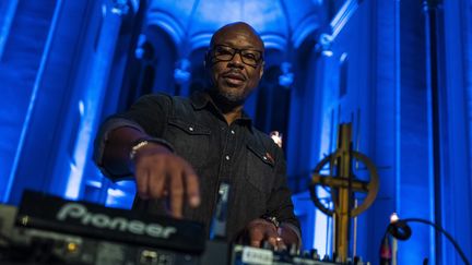 Le Dj et prêtre Robert Hood "prêche et joue" dans une église de Berlin vendredi 9 novembre 2018.
 (John MacDougall / AFP)