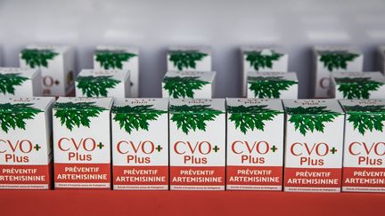 Voici le CVO+, le nouveau remède malgache sous forme de gelules contre le Covid-19. Il a été présenté lors de l'inauguration de l'usine pharmaceutique Pharmalagasy, le 2 octobre 2020 à Antananarivo. (RIJASOLO / AFP)