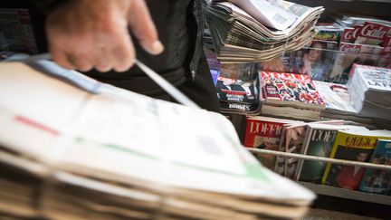 Des piles de journaux et de magazines dans un kiosque parisien, le 14 janvier 2015. (GEOFFROY VAN DER HASSELT / AFP)