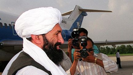 Mohammad Hassan Akhund, le 24 août 1999, lors d'une rencontre avec le ministre des Affaires étrangères du Pakistan, Sartaj Aziz, à Islamabad (Pakistan). (SAEED KHAN / AFP)