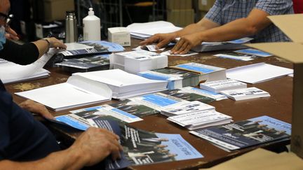 Des&nbsp;volontaires effectuent la mise sous pli des professions de foi des candidats pour le&nbsp;second tour des élections départementales&nbsp;dans le Haut-Rhin et le Bas-Rhin, à Colmar le 23 juin 2021 (VANESSA MEYER / MAXPPP)