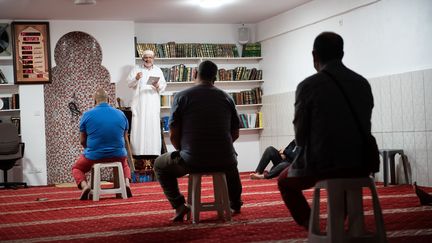 Une prière "espacée" dans une mosquée de Marseille, en pleine épidémie de coronavirus en mai 2020 (illustration). (CLEMENT MAHOUDEAU / AFP)