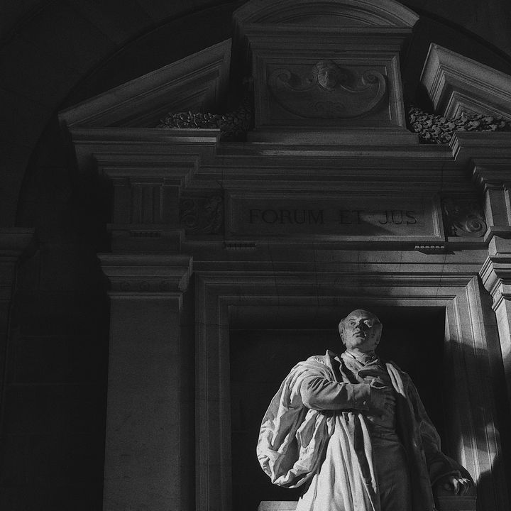 Statue de l'avocat et homme politique Pierre-Antoine Berryer, au Palais de Justice de Paris. (DAVID FRITZ-GOEPPINGER POUR FRANCEINFO)