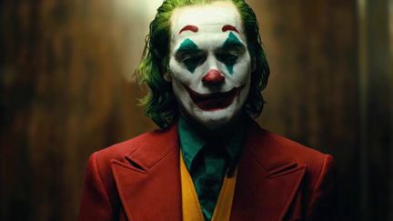 "Joker" est en lice pour les Oscars, dont la cérémonie se tiendra dimanche 9 février, à Hollywood (États-Unis). Entre le choix de ses rôles, son histoire familiale, et son militantisme appuyé, le comédien de 45 ans est en train de devenir culte. (France 2)