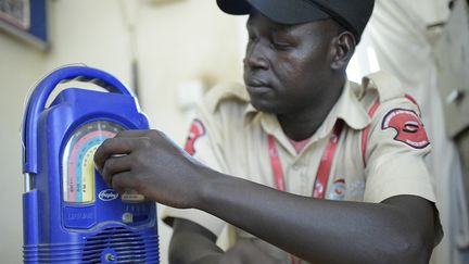 Un agent de sécurité dans les locaux de la station Eye Radio à Juba, capitale du Soudan du Sud, le 2 mars 2019. (SIMON MAINA / AFP)