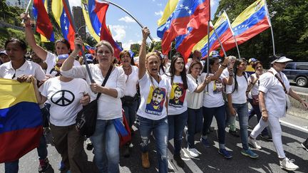 L'épouse du leader de l'opposition, Leopoldo Lopez, emprisonné depuis septembre 2015, a décidé de mobiliser les femmes de son pays dans un mouvement baptisé «las resteadas», les courageuses, contre le président socialiste Nicolas Maduro. Alors que le Venezuela est en plein naufrage économique, l'impopularité de ce dernier atteint des niveaux record. Sept Vénézuéliens sur 10 veulent son départ. (Juan BARRETO / AFP)