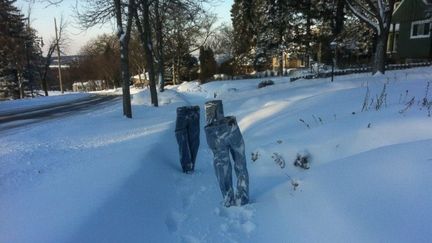 Un habitant de Minneapolis, dans le Minnesota, prend en photo des jeans congelés,&nbsp;début&nbsp;janvier 2016. (TOM GROTTING)