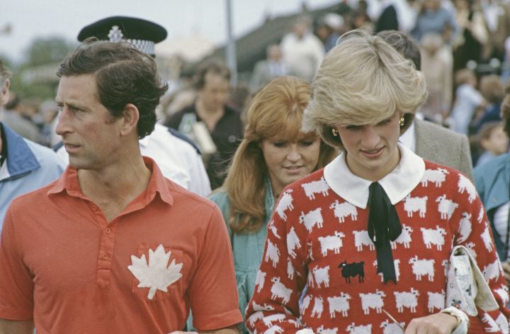 Diana, princesse de Galles (1961 - 1997) avec le prince Charles et Sarah Ferguson assistent à un match de polo au Smith's Lawn, Guards Polo Club de Windsor en juin 1983. Diana porte pour la première fois le pull "Mouton noir". (PRINCESS DIANA ARCHIVE / HULTON ROYALS COLLECTION)