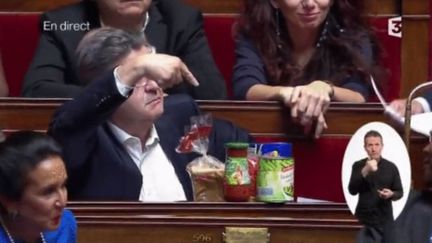 Les accessoires qui font mouche à l'Assemblée (FRANCEINFO)