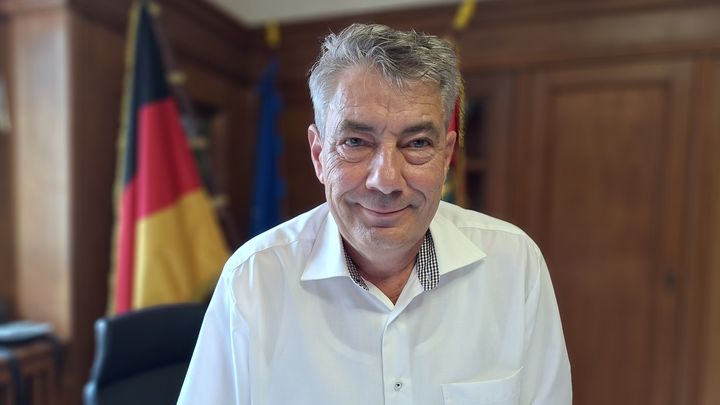 Le maire de Pirna, Tim Lochner. Août 2024 (SEBASTIEN BAER / RADIO FRANCE)