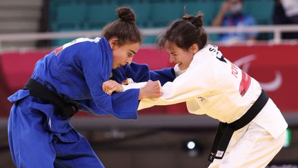 Au pays du judo, les athlètes paralympiques poursuivent leur moisson de médailles. Sandrine Martinet, la porte-drapeau tricolore, s'est parée d'argent le 27 août chez les - 48 kg, comme en 2004, alors que la discipline paralympique venait de s'ouvrir aux athlètes féminines. Elle&nbsp;s'incline en finale, au Golden Score,&nbsp;face à l'Azérie&nbsp;Shahana&nbsp;Hajiyeva.&nbsp;Une déception pour celle qui&nbsp;espérait réitérer&nbsp;l'exploit&nbsp;de Rio où elle avait été sacrée championne olympique. Mais&nbsp;à 38 ans et du haut de ses trois titres mondiaux, l'argent fait le bonheur. (KARL-JOSEF HILDENBRAND / DPA)