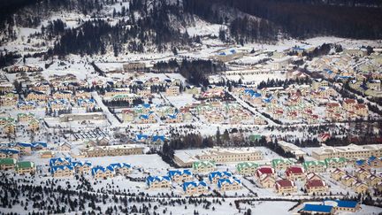 La ville de Samjiyon (Cor&eacute;e du Nord) sous la neige, le 3 avril 2012. (DAVID GUTTENFELDER / AP / SIPA)