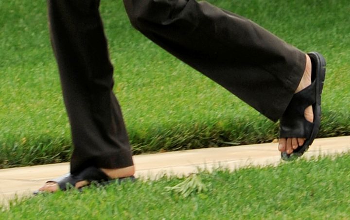 Ces pieds sandal&eacute;s qui foulent la pelouse de la Maison Blanche, le 21 juin 2009, appartiennent &agrave; Barack Obama, le pr&eacute;sident des Etats-Unis. Pas joli joli. (MIKE THEILER / REUTERS)