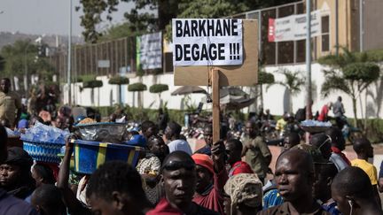 Manifestation anti-française, place de l'Indépendance, à Bamako, le 15 novembre 2019. La pouvoir instrumentalise le nationalisme des Maliens dans son bras de fer avec Paris.&nbsp; (AMAURY BLIN / HANS LUCAS)