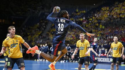 Le Français Dika Mem face à la Suède lors de la demi-finale du Mondial de hand, à Stockholm, le 27 janvier 2023. (ANDERS WIKLUND / AFP)