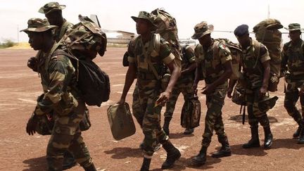 Des soldats nigérians de l’ Ecomog à l'aéroport de Bissau, le 26 mai 2012.

La Guinée-Bissau, dont l'histoire est jalonnée de putschs et de violences politiques, a été secouée par un nouveau coup d'Etat le 12 avril.

La junte s'est emparée du pouvoir à deux semaines du second tour de la présidentielle et a interrompu le processus électoral en cours. (AFP PHOTO / SAMBA Antam BALDE )