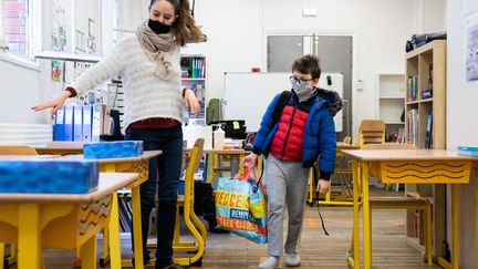 Un élève de primaire accueilli à l'école lors de la rentrée (photo d'illustration). (ALEXIS SCIARD  / MAXPPP)