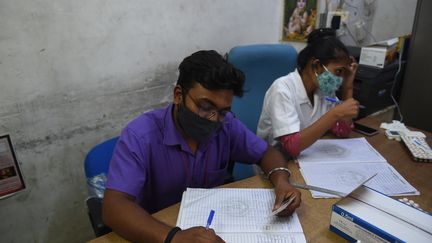 Des soignants dans un centre de vaccination en Inde, le 20 juillet 2021. (SAM PANTHAKY / AFP)