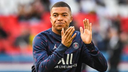 Kylian Mbappé à l'échauffement lors de la 36e journée de Ligue entre Paris et Troyes, au Parc des Princes, le 8 mai 2022. (MATTHIEU MIRVILLE / AFP)