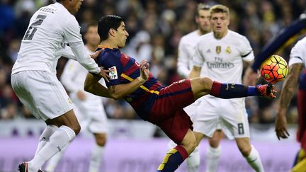 Luis Suarez (Barcelone) face à la défense du Real Madrid (JAVIER SORIANO / AFP)