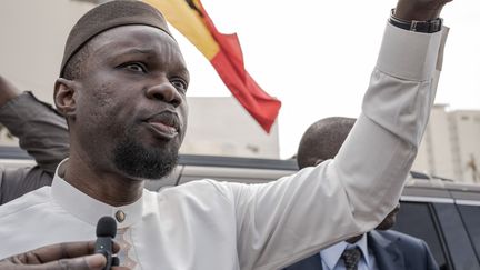 Le chef de l'opposition sénégalaise Ousmane Sonko s'adresse à ses partisans, le 16 mars 2023 à Dakar, au Sénégal. (ANNIKA HAMMERSCHLAG / ANADOLU AGENCY / AFP)