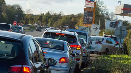 Des automobilistes font la queue devant une station-service, à Lorient (Morbihan), le 14 novembre 2022.&nbsp; (MAXPPP)