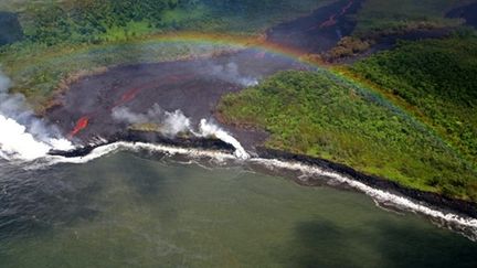 Flot de lave s'écoulant du piton de la Fournaise le 3 mai 2007 (AFP - RICHARD BOUHET)