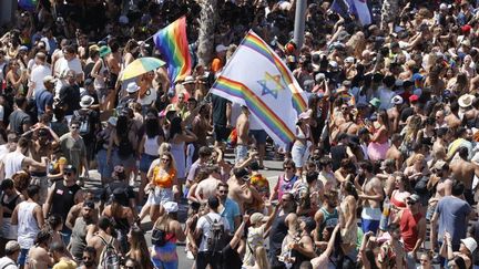 Des participants à la Marche des fiertés organisée à Tel Aviv (Israël), le 25 juin 2021. (JACK GUEZ / AFP)