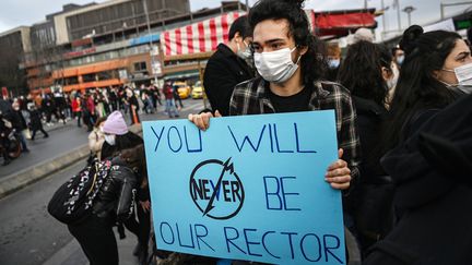 Manifestation d'étudiants turcs le 6 janvier 2021 à Istanbul, pour protester contre la nomination du nouveau recteur. (OZAN KOSE / AFP)