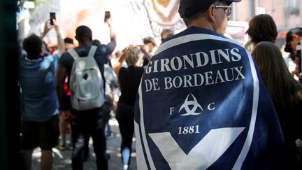 Un supporter des Girondins de Bordeaux manifeste après l'annonce de la relégation du club, le 9 juillet 2022. (ROMAIN PERROCHEAU / AFP)