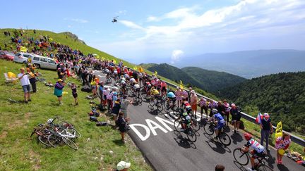 Le peloton lors de l'ascension du Grand Colombier pendant le Tour de France 2017. (DE WAELE TIM / TDWSPORT SARL)