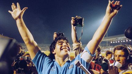 Diego Maradona, meneur de jeu de Naples, fête la victoire de son club en finale de la Coupe de l'UEFA, le 17 mai 1989, à Stuttgart (Allemagne). (PICTURE ALLIANCE / GETTY IMAGES)