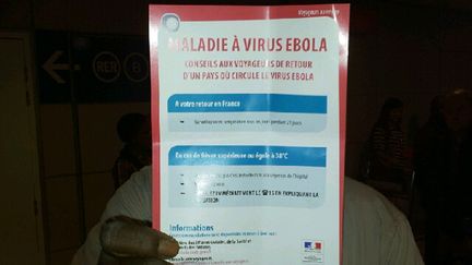 &nbsp; (Une fois leur température prise, les passagers se voient remettre une fiche pratique. © Sandrine Etoa-Andegue / Radio France)