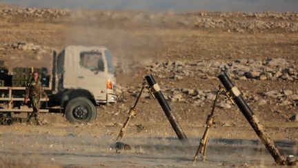 Des peshmergas, des&nbsp;combattants kurdes, sont stationnés aux abords de Mossoul, dans le nord de l'Irak, avant l'offensive contre l'Etat islamique, le 17 octobre 2016. (YUNUS KELES / ANADOLU AGENCY / AFP)