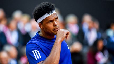 Jo-Wilfried Tsonga lors d'un match de la Coupe Davis contre la Serbie, à Lille (Nord), le 15 septembre 2017. (PHILIPPE HUGUEN / AFP)