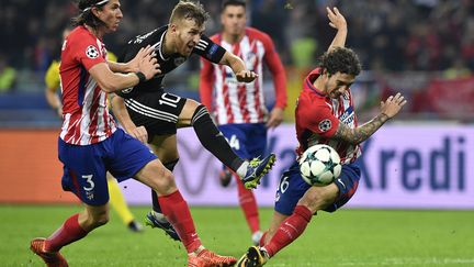 Les joueurs de l'Atlético, Filipe Luis et Sime Vrsaljko, face à l'ancien Rennais Pedro Henrique désormais à Karabagh. (ALEXANDER NEMENOV / AFP)