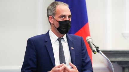 L'eurodéputé Raphaël Glucksmann s'exprime&nbsp;dans le bureau de la présidente Tsai Ing-wen, à Taïwan, le 4 novembre 2021. (AFP)