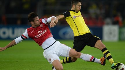 Le Gunner Mikel Arteta tacle le milieu de terrain du Borussia Dortmund Nuri Sahin lors de la Ligue des champions 2013/2014 (PATRIK STOLLARZ / AFP)