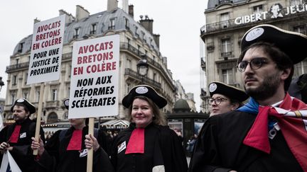 Des avocats manifestent à Paris, le 15 janvier 2019, contre la réforme de la justice. (PHILIPPE LOPEZ / AFP)