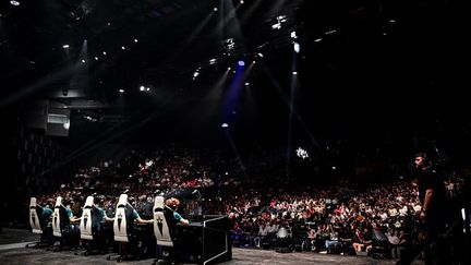 Des joueurs professionnels d'esport de la Ligue Française de League of Legends,  en compétition, dans le cadre du #LFLPrixtelDay, à la Seine Musicale de Boulogne-Billancourt à Paris, le 21 juillet 2022. (CHRISTOPHE ARCHAMBAULT / AFP)