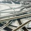 Des voitures circulent sur une autoroute de Louisville, dans le Kentucky (Etats-Unis), le 23 décembre 2022. (LEANDRO LOZADA / AFP)