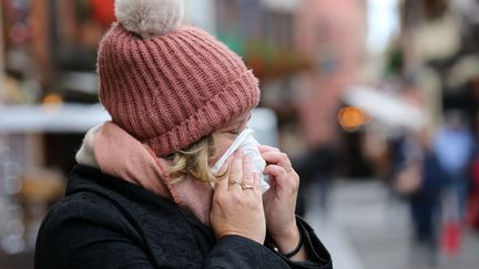 Une personne malade se mouche. (VANESSA MEYER / MAXPPP)