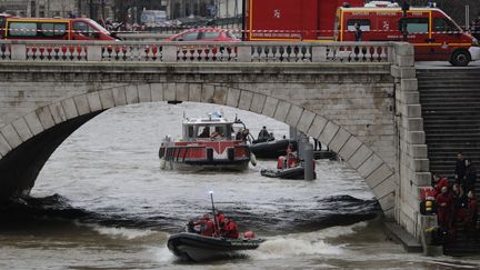 Depuis le 5 janvier, les pompiers tentent de retrouver&nbsp;le corps de la policière de la brigade fluviale tombée dans la Seine&nbsp;lors d'un exercice d'entraînement&nbsp;au niveau du Pont Saint-Michel, près de Notre-Dame à Paris. (THOMAS SAMSON / AFP)